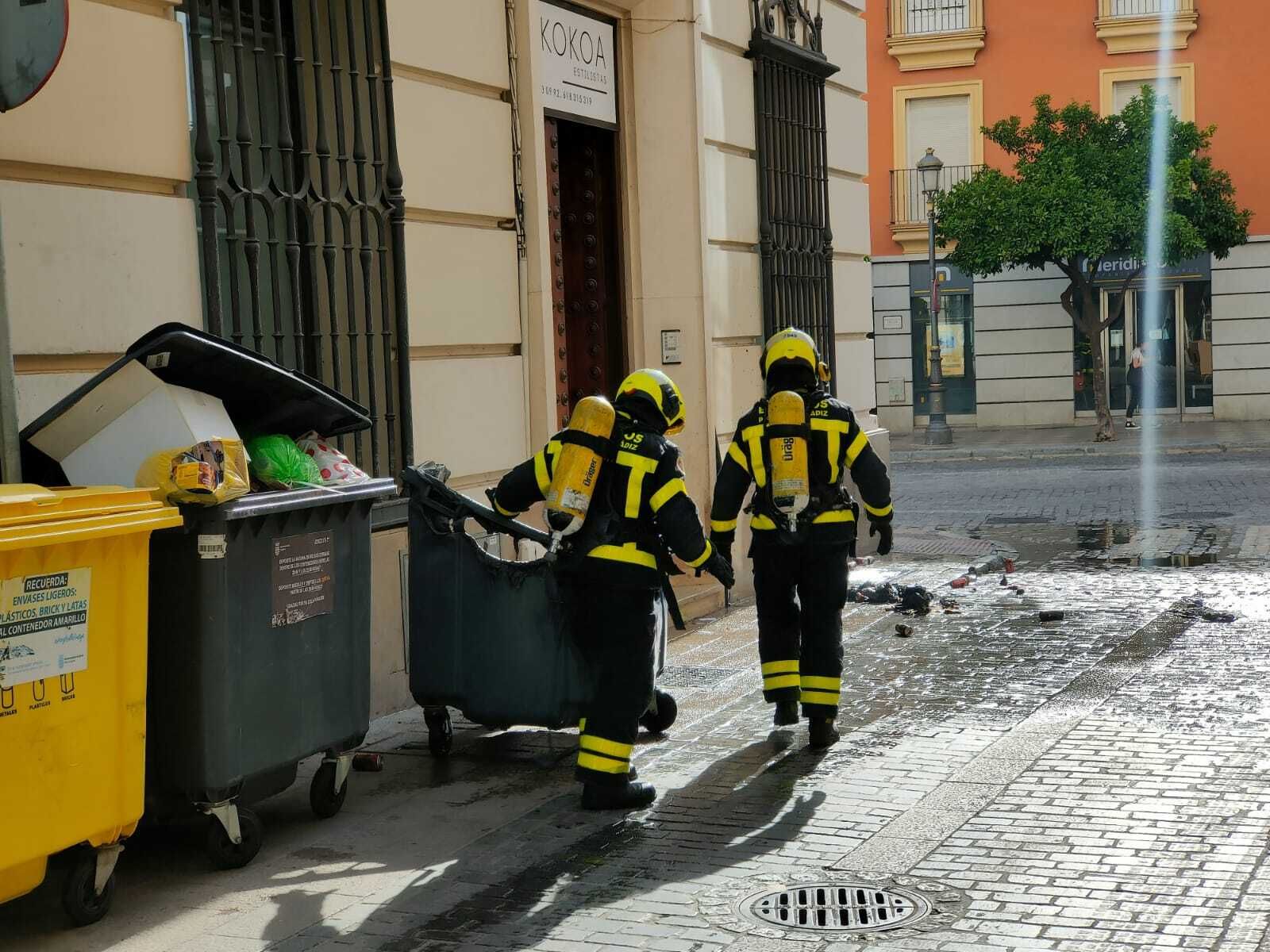 Dos efectivos del Parque de Bomberos de Jerez, durante la actuación en Bizcocheros.