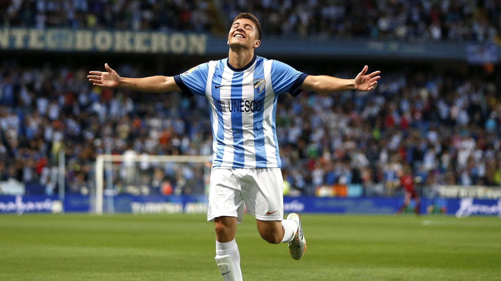 Francisco Portillo celebra un gol con la camistea del Málaga CF.
