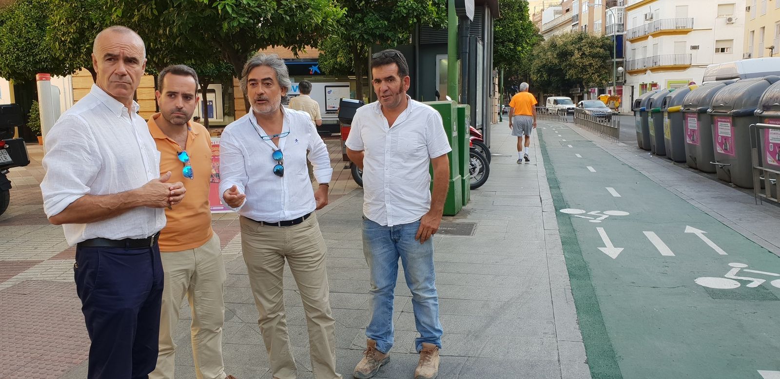 Javier Huesa, responsable de la Oficina de la Bicicleta, con el concejal de Hábitat Urbano Antonio Muñoz y técnicos en el carril bici de la Ronda Histórica.