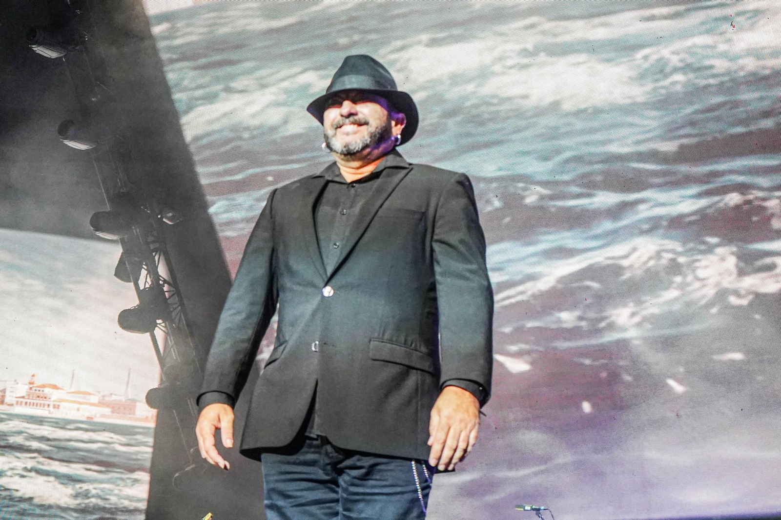 Las mejores imágenes del concierto de El Barrio en Granada