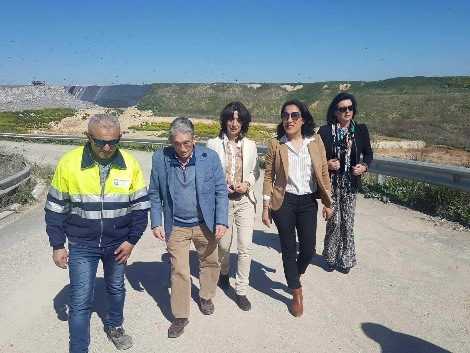 Auxiliadora Pozuelo durante su visita al área de vertido del Complejo Medioambiental de Montalbán Auxiliadora Pozuelo durante su visita al área de vertido del Complejo Medioambiental de Montalbán