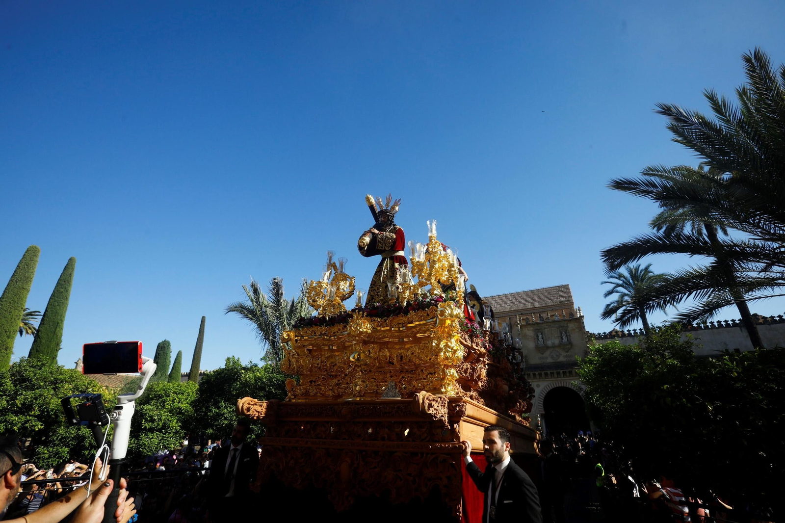 Las mejores fotos de los traslados de regreso de las hermandades tras el Magno Vía Crucis de Córdoba