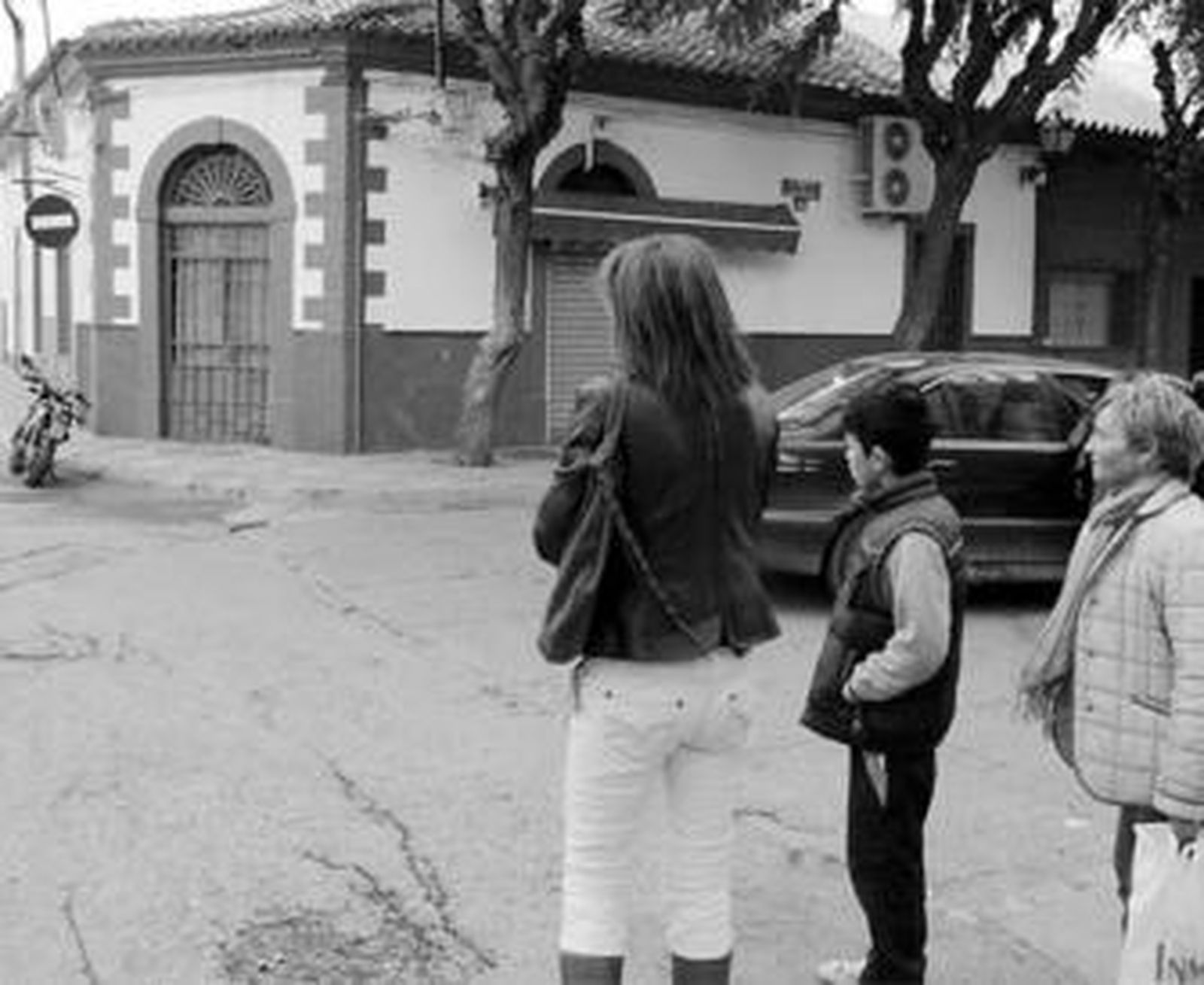 Varios vecinos, frente a la fachada del bar Las Palmeras, en Puente Mayorga (San Roque).