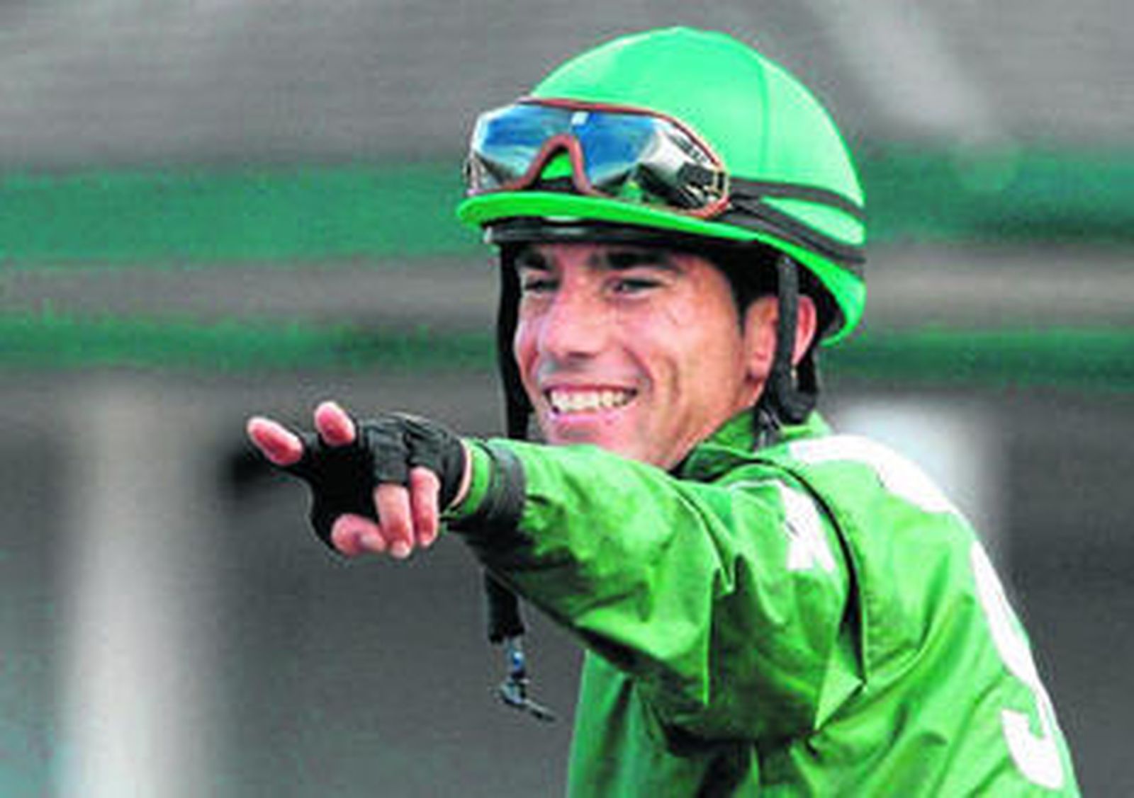 Antonio Gallardo, jockey de éxito en EEUU, saluda antes de una carrera.