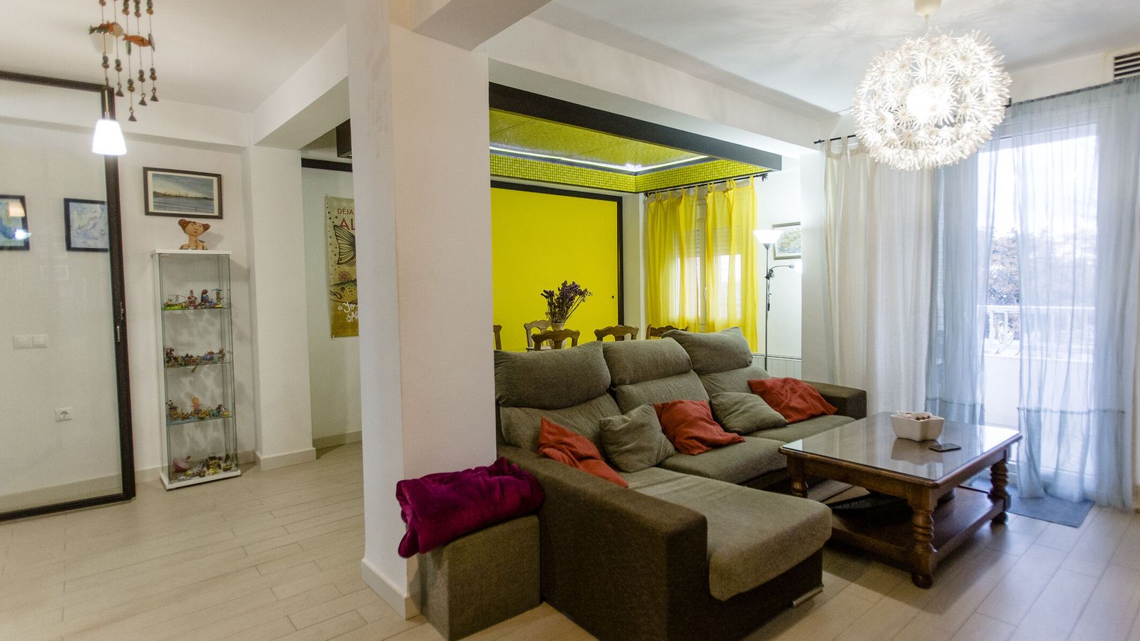 Salón-comedor. Una colección de juguetes de cuerda y hojalata decora una de sus esquinas.