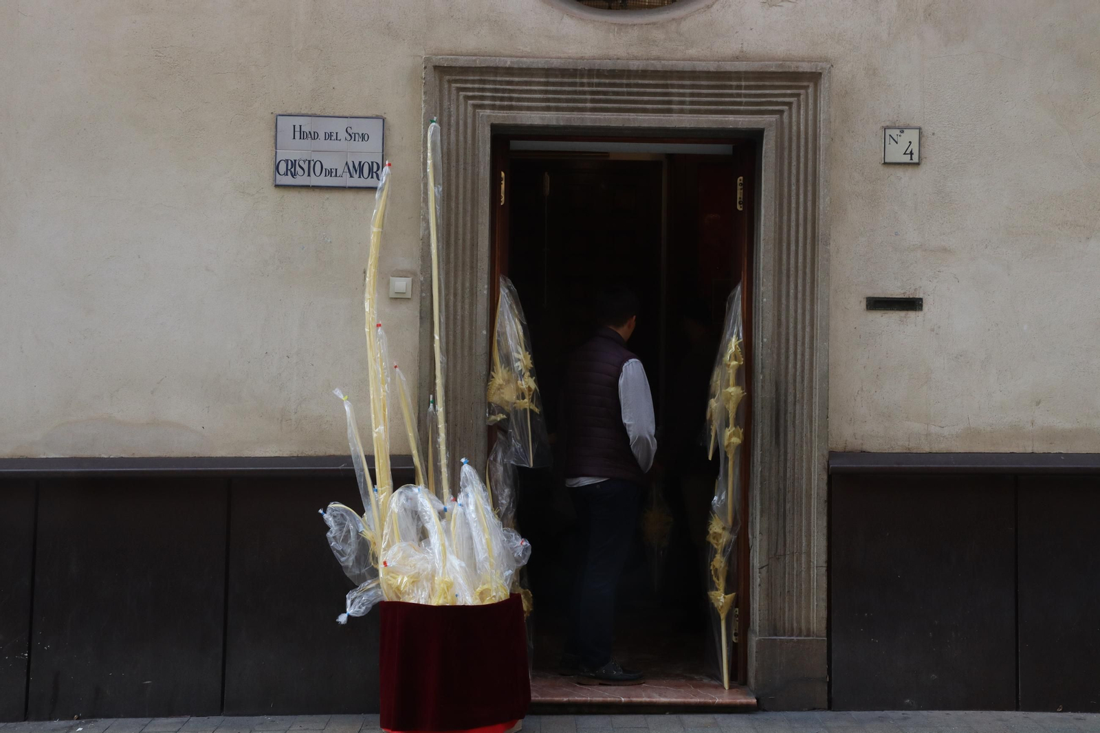 Sevilla acaricia la Semana Santa en un Domingo de Pasión lleno de cultos