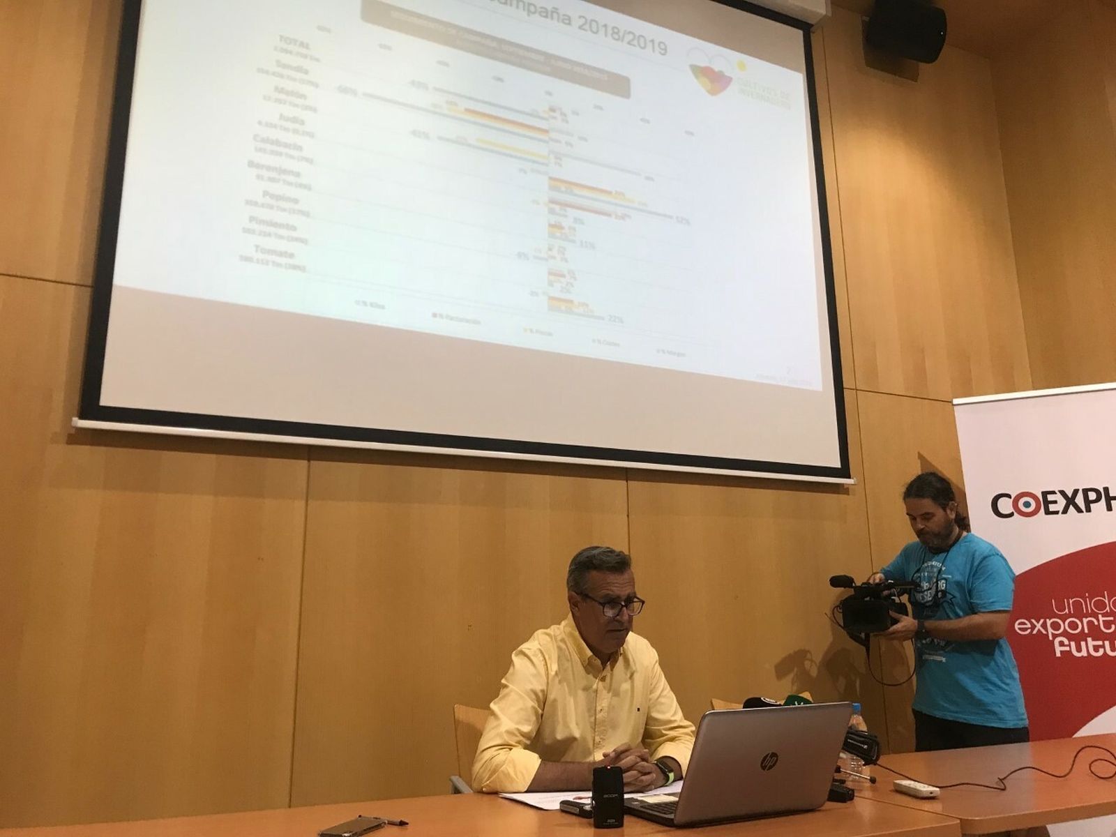 El gerente de Coexphal, Luis Miguel Fernández, ha ofrecido los datos de la campaña 2018-2019 en la sede de la asociación.