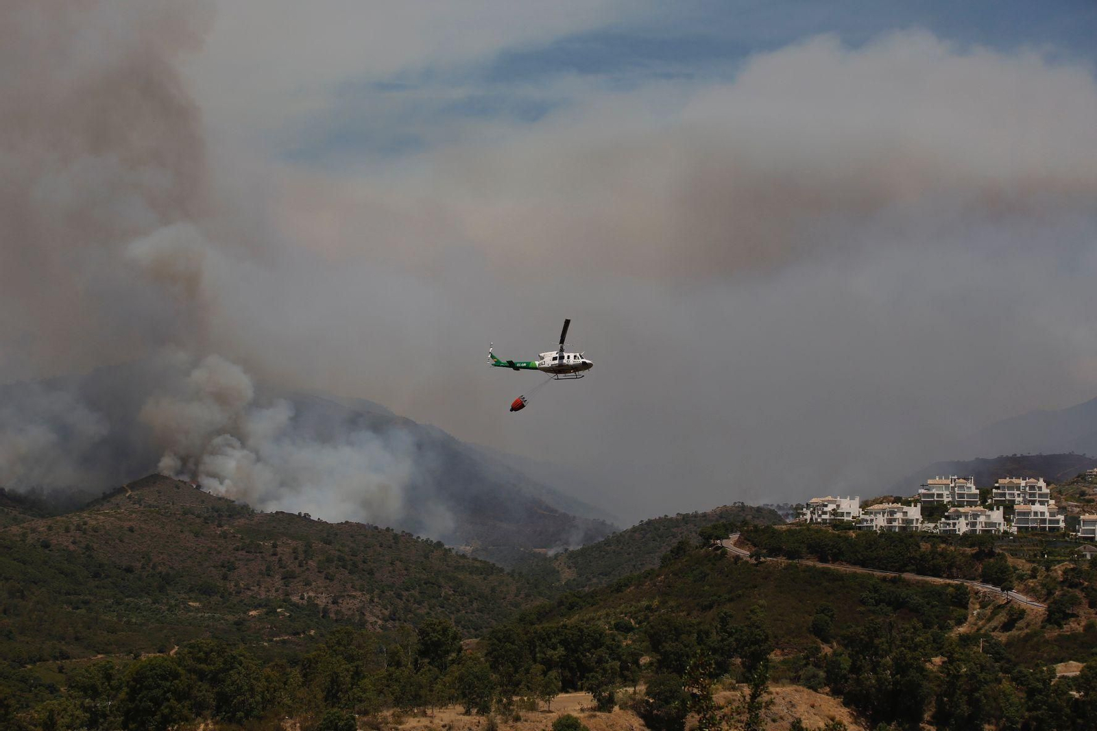 Las imágenes de los medios aéreos y terrestres en las labores de extinción del incendio de Pujerra este jueves Las imágenes de los medios aéreos y terrestres en las labores de extinción del incendio de Pujerra este jueves