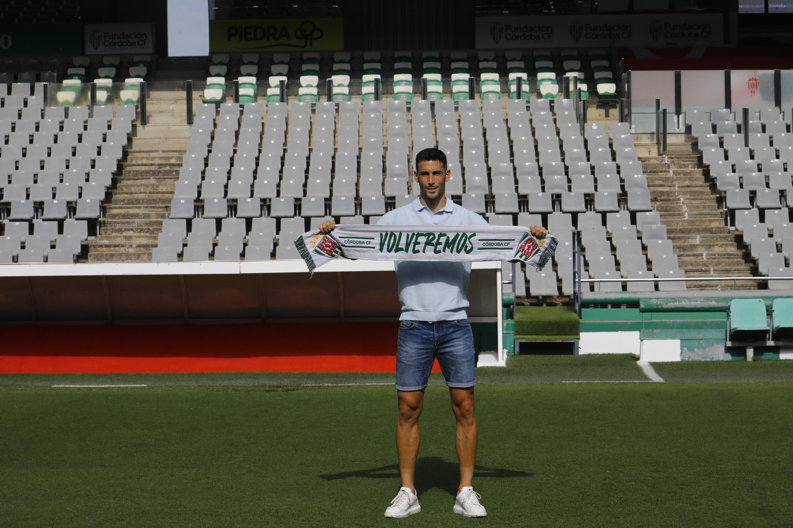 Las mejores fotos de la presentación de Carlos Albarrán con el Córdoba CF
