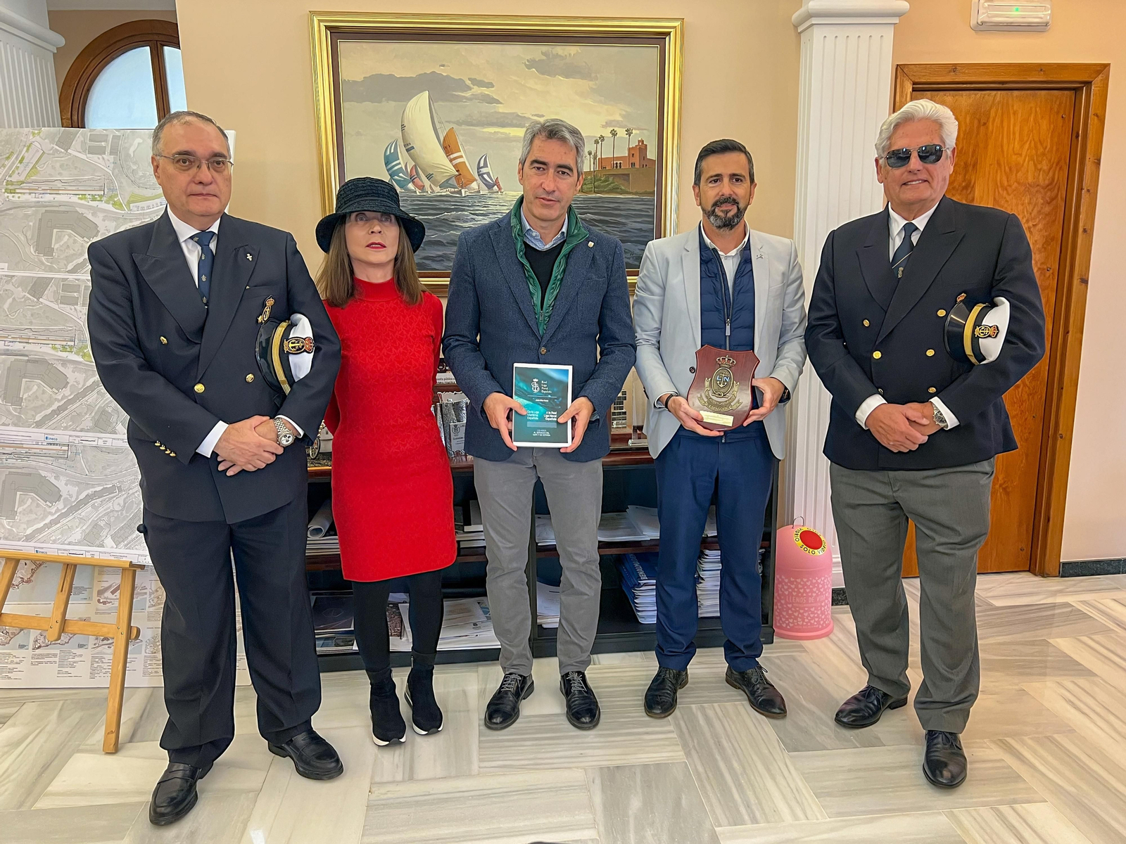 La recepción de los representantes de la Real Liga Naval Española de Málaga en el Ayuntamiento de Benalmádena.