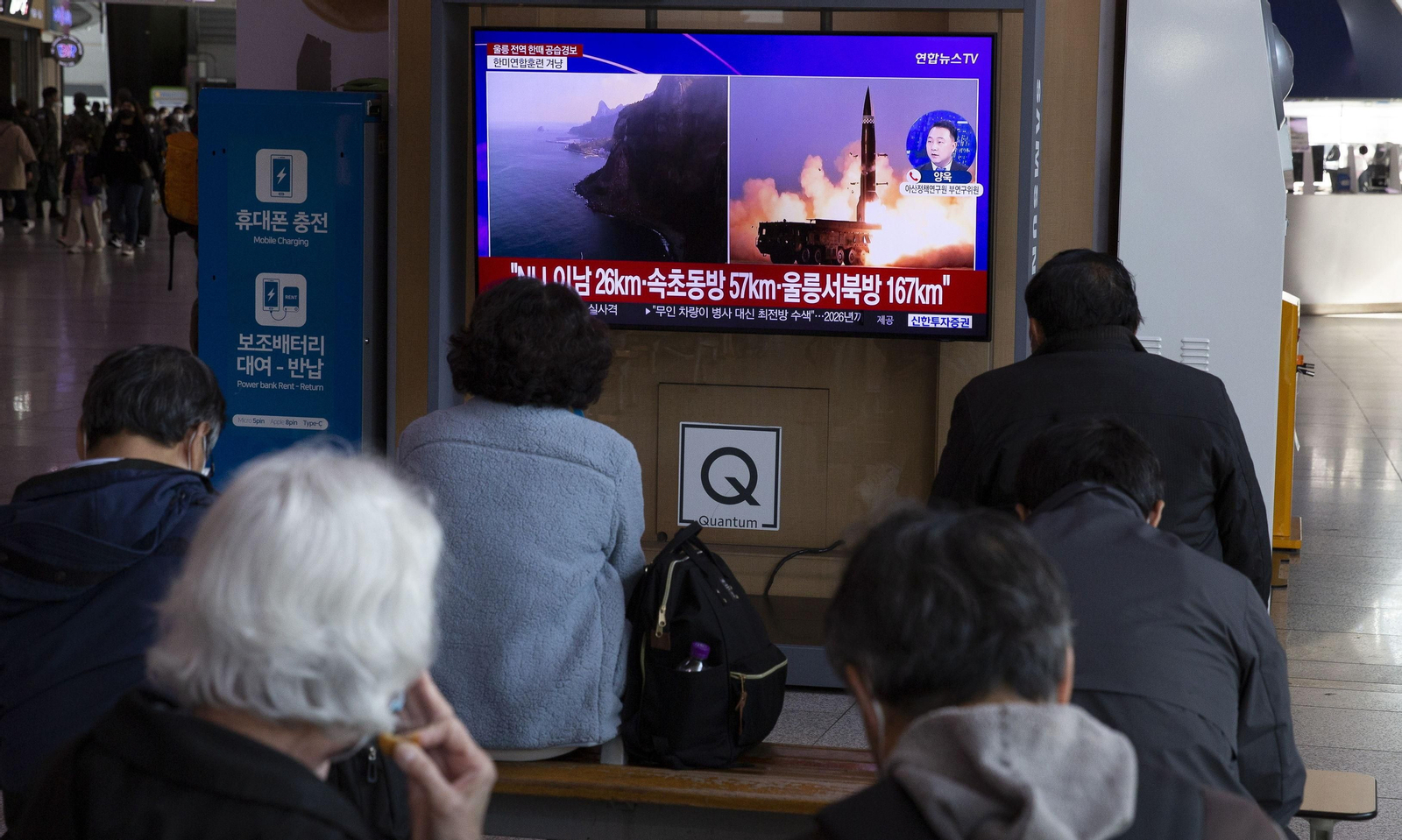 Un grupo de personas observa las noticias en una estación de Seúl.