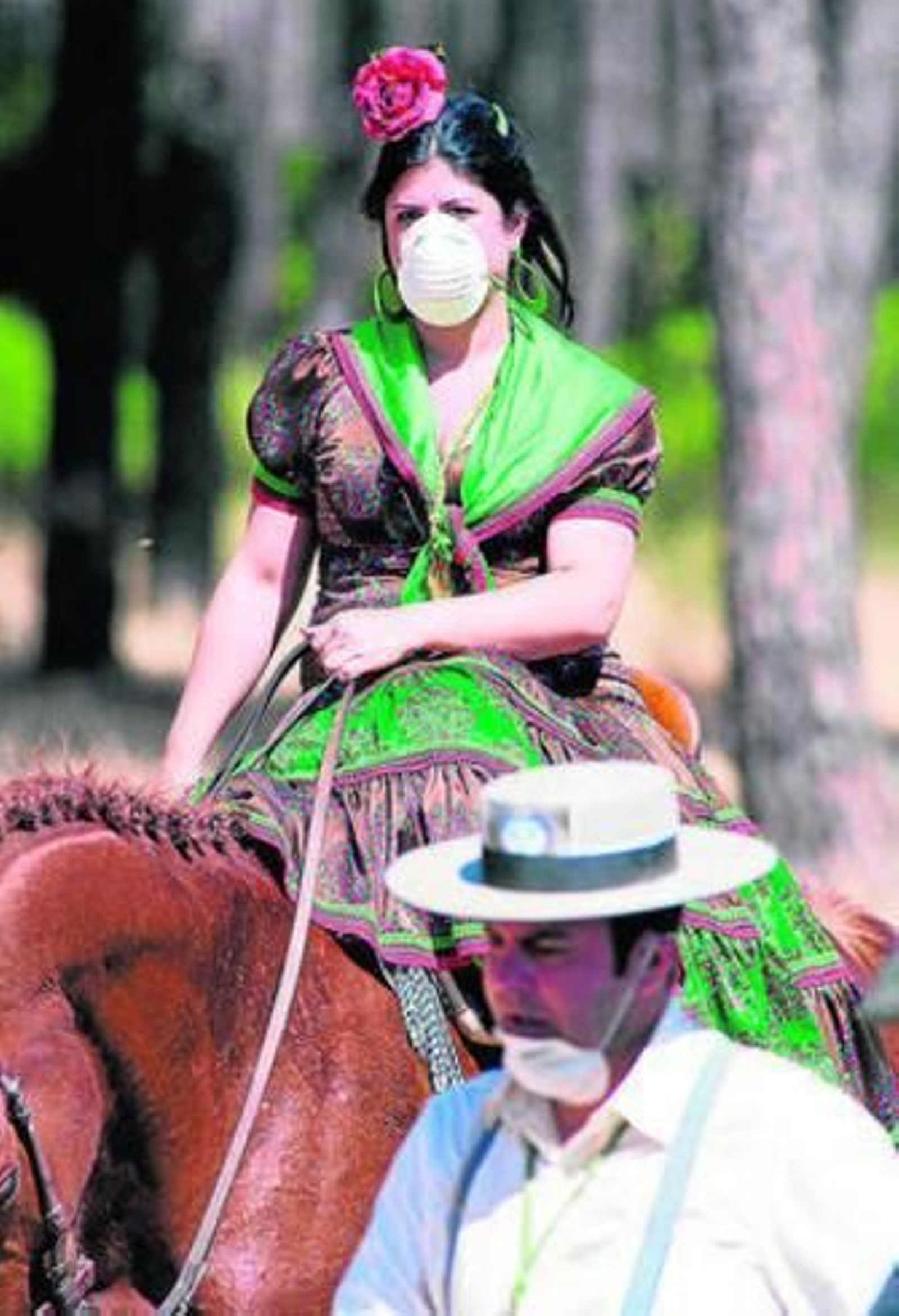 Peregrinos provistos de mascarillas, en el camino.