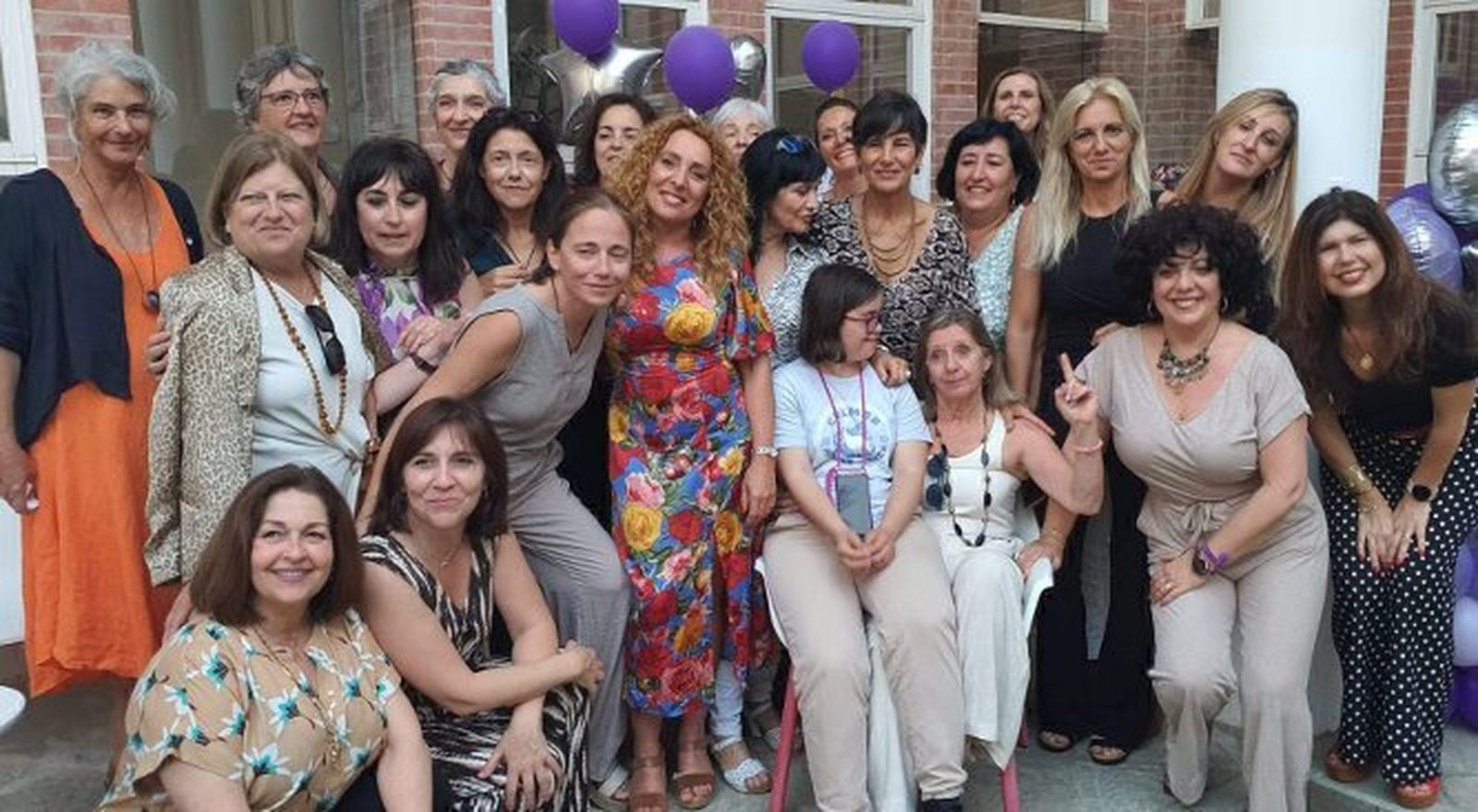 La homenajeada, Mamen Gómez Cama, con un grupo de compañeras, durante la comida celebrada con motivo de su jubilación.