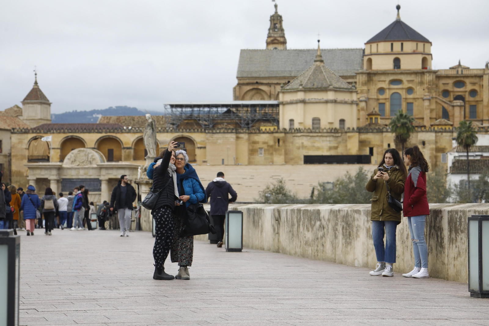 Los turistas abarrotan Córdoba por el Día de la Constitución, en imágenes
