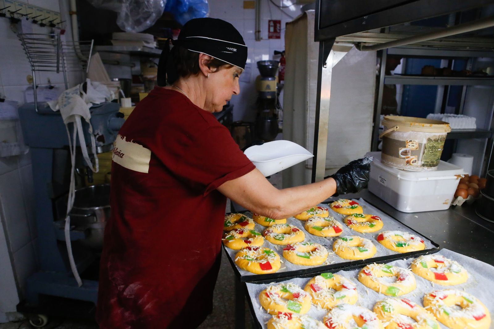 Fotos de la elaboración artesana del roscón de Reyes en la pastelería La Tarifeña