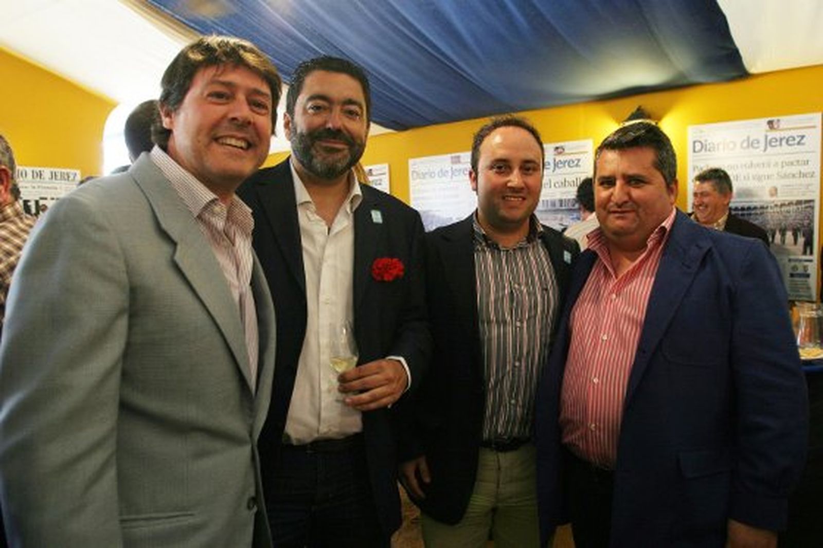 Juan Luis Pérez, comercial del Diario, posa con Javier Benítez, subdirector de RTVA en Jerez; Francisco Sánchez Múgica, de Diario de Jerez; y Paco Escot de MisterCasa.

Foto: Vanesa Lobo