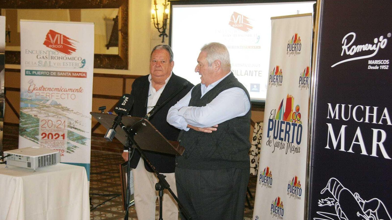 Antonio Mena, agradeciendo su premio en presencia de Nicolás Terry.