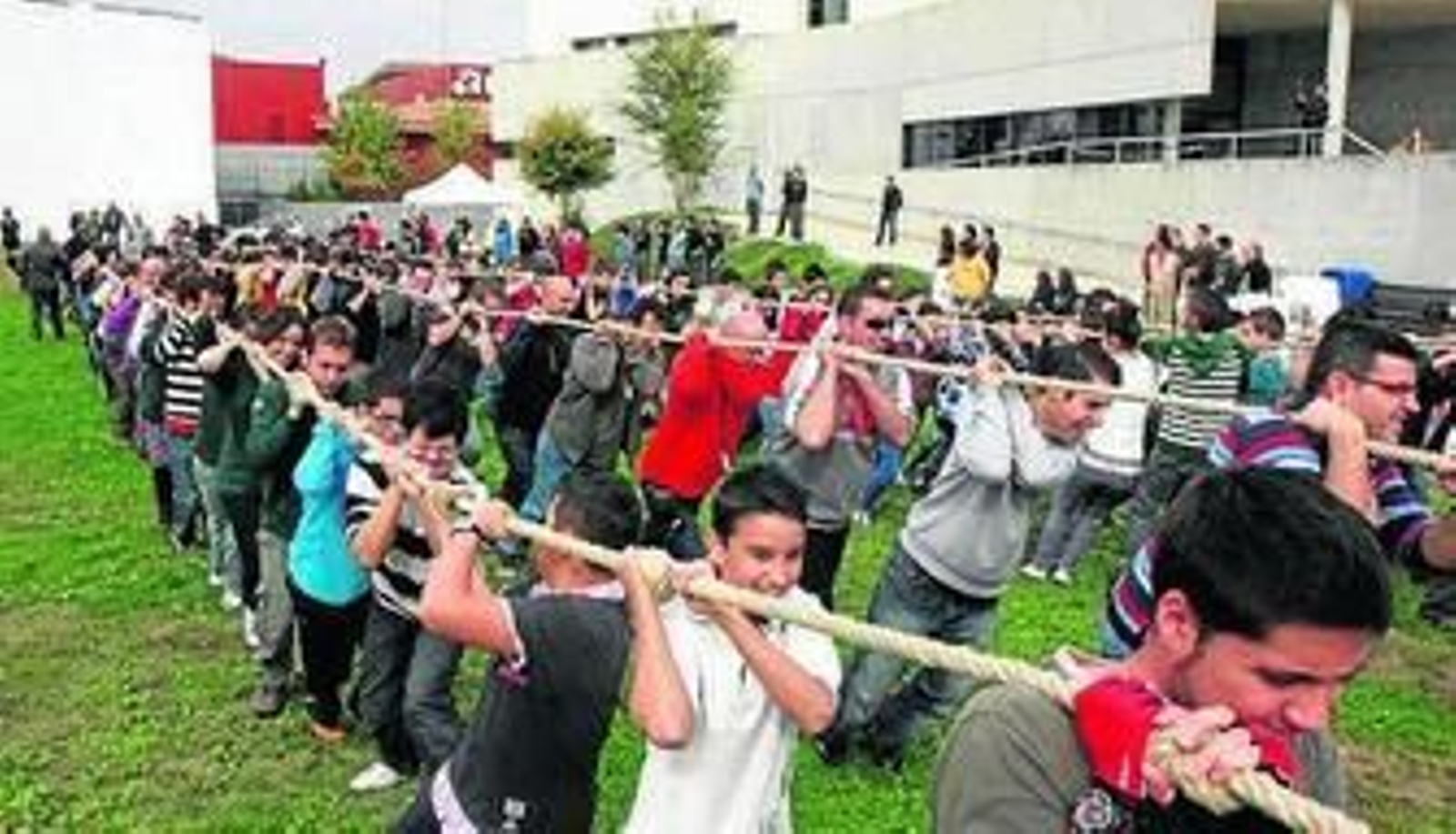 1. Panorámica del movimiento del menhir gracias al esfuerzo de más de cien personas (Foto del Parque de las Ciencias) 2. Niños y mayores unieron ayer sus fuerzas tirando de tres cuerdas. 3. Álvarez de la Chica y González Lodeiro también se animaron 4. Francisco Carrión (de pie) explica el taller de herramientas prehistóricas.