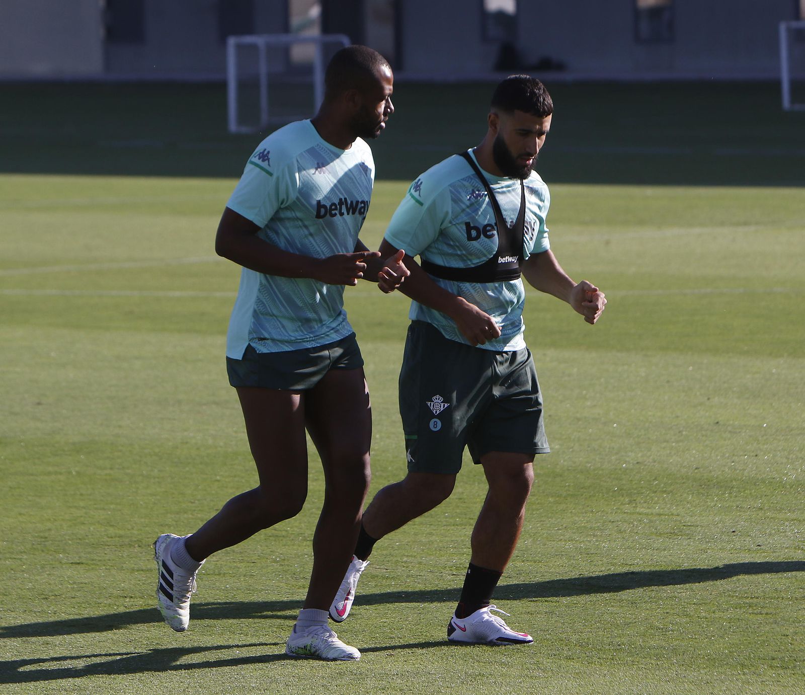 Fekir conversa con Sidnei durante el entrenamiento del Betis.
