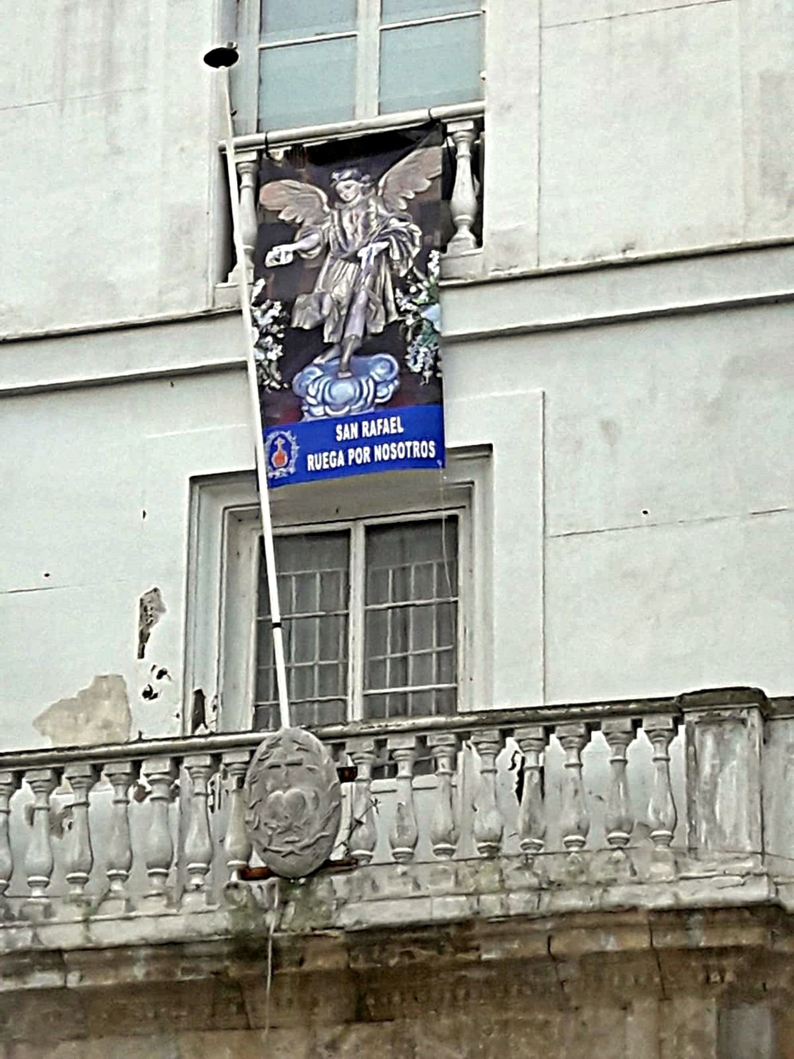 Banderola colocada en el balcón de la Santa Caridad en la Plaza de San Juan de Dios