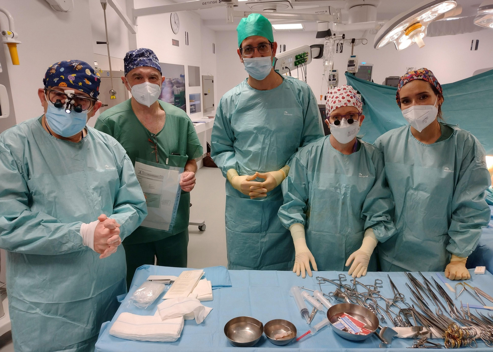 El coordinador del Ensayo en el quirófano del Hospital Virgen de las Nieves durante la intervención del primer paciente del estudio.