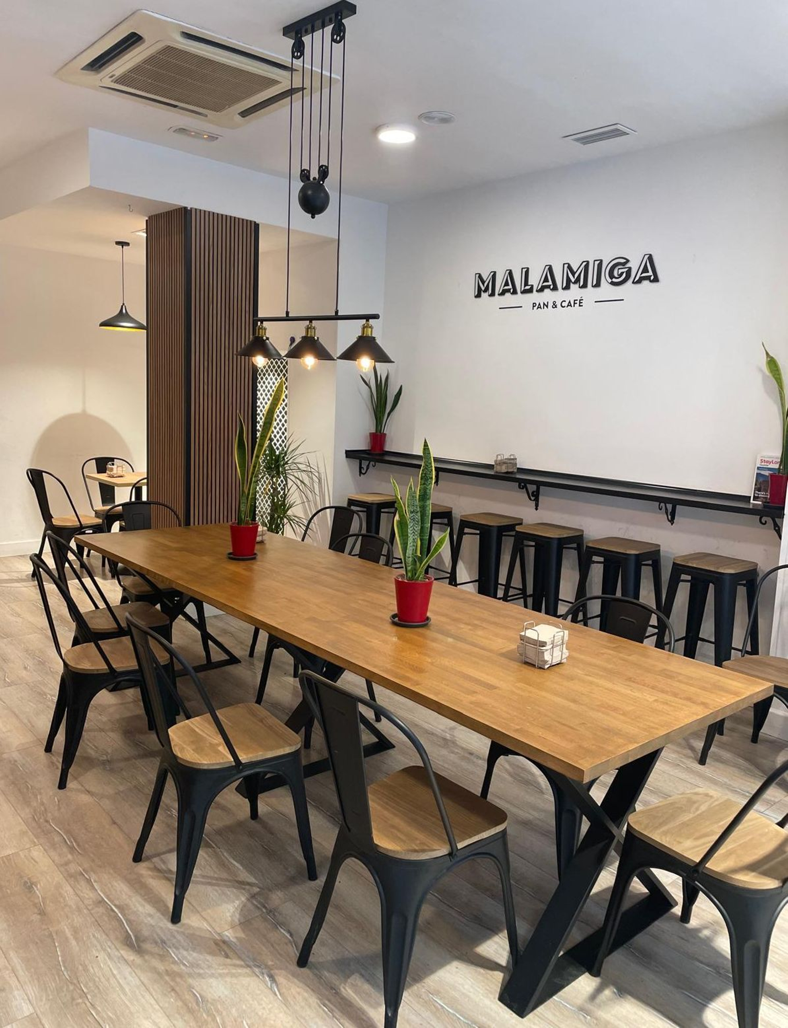 Malamiga también cuenta con su propia cafetería. Malamiga también cuenta con su propia cafetería.