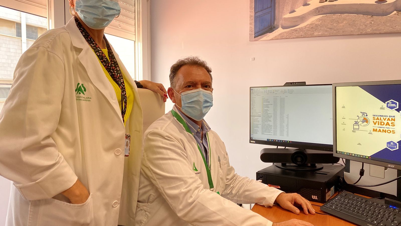 El director de Enfermería, Jesús Cárcamo, junto a María Ángeles Castañeda.