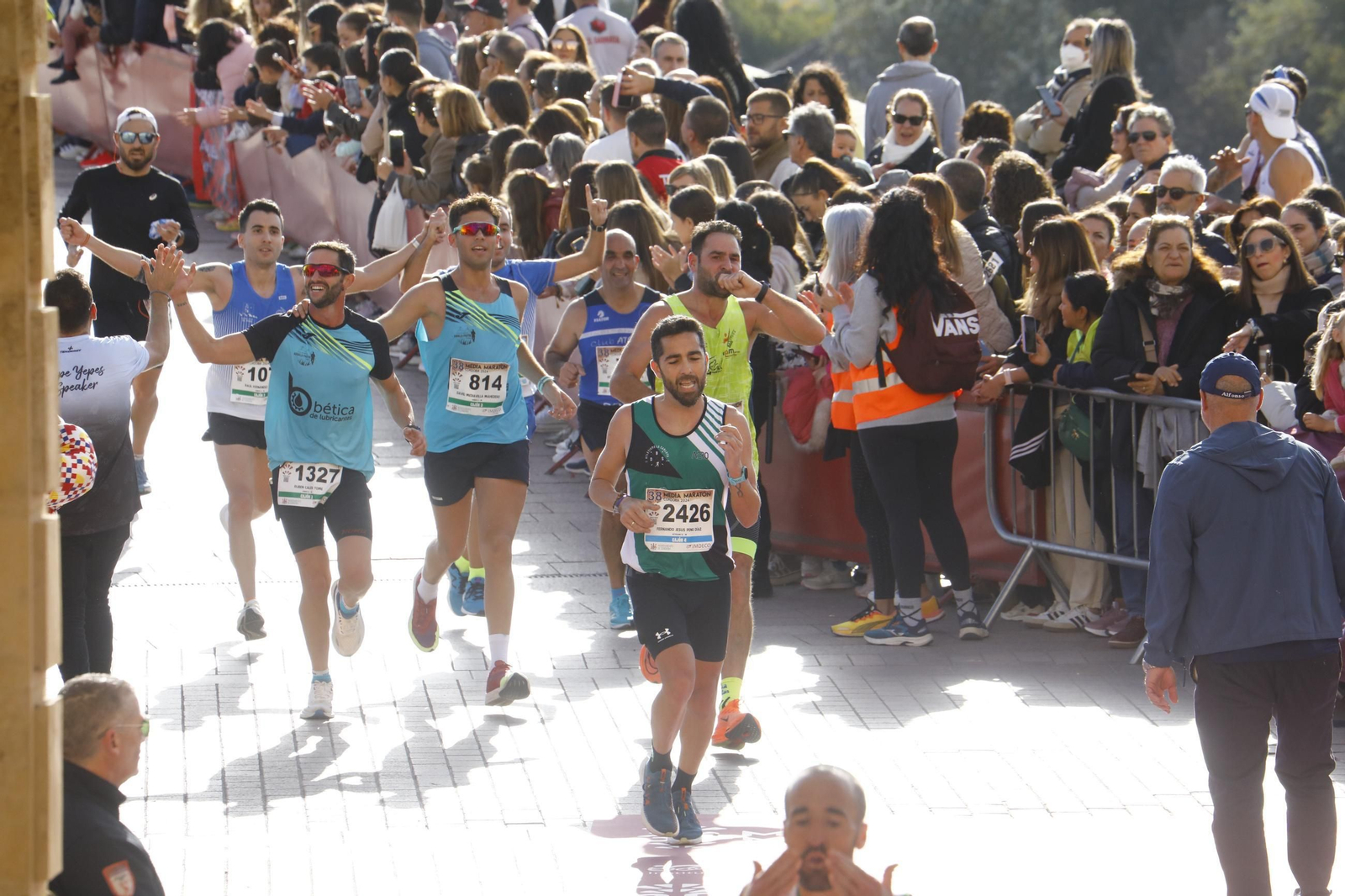 La gloria de cruzar la Puerta del Puente: las fotos de la línea de meta de la Media Maratón de Córdoba 2024