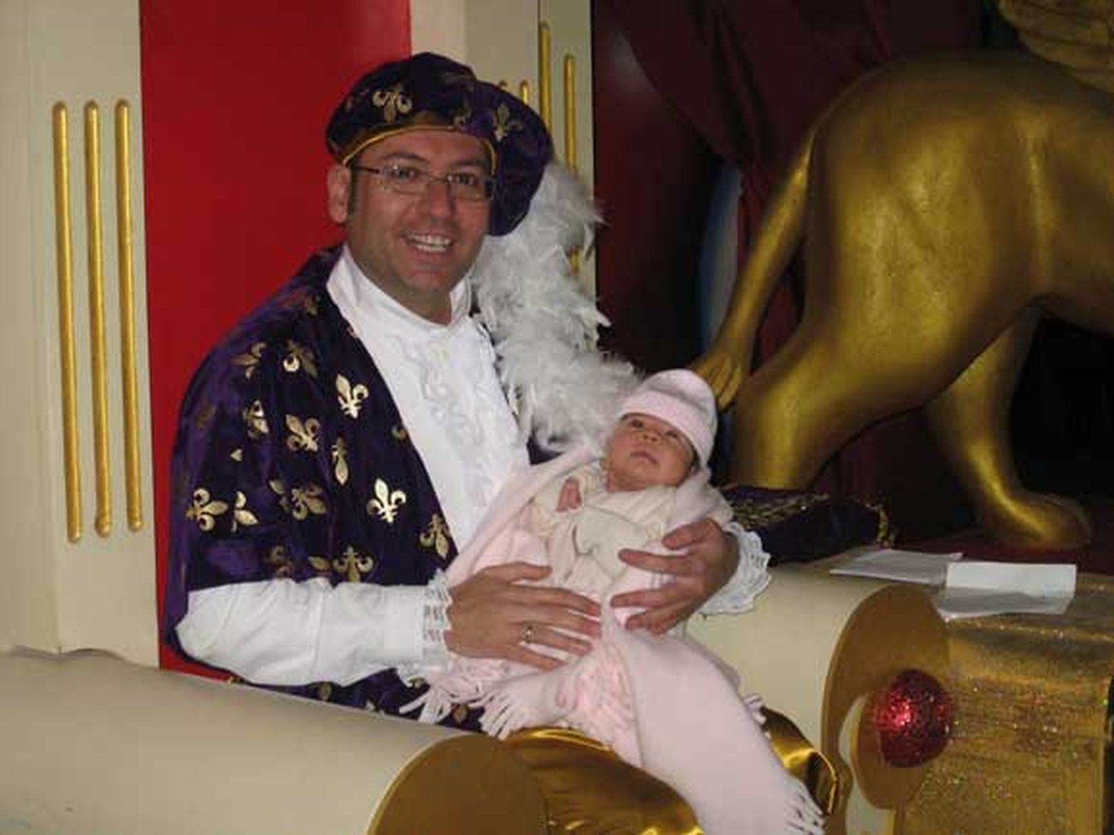 El Paje Real finaliza su misión en Cádiz tras haber recogido las cartas que los niños han redactado para los Reyes Magos.