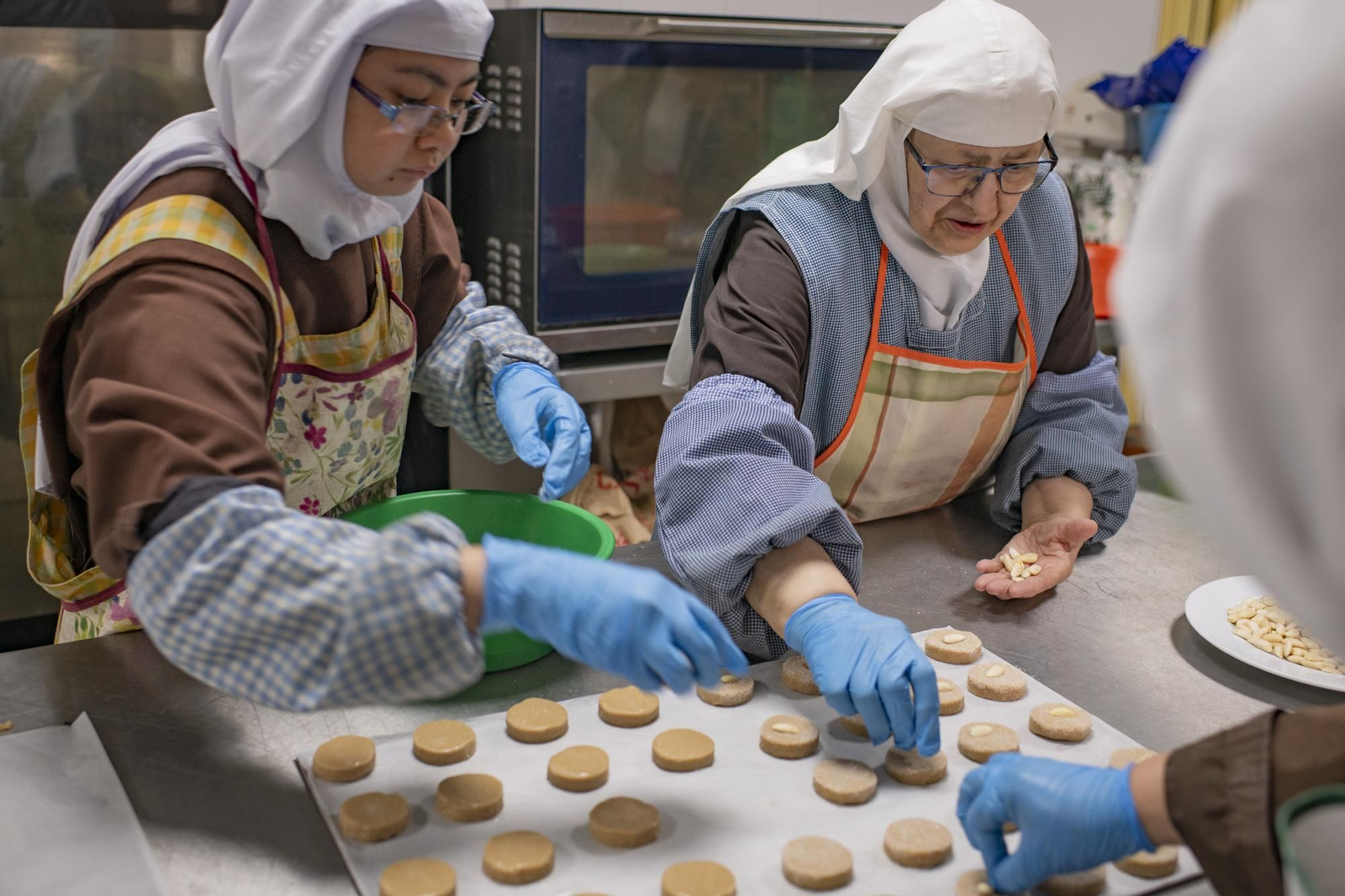 Imagen de dos monjas del monasterio de las Carmelitas Calzadas de Granada haciendo repostería.