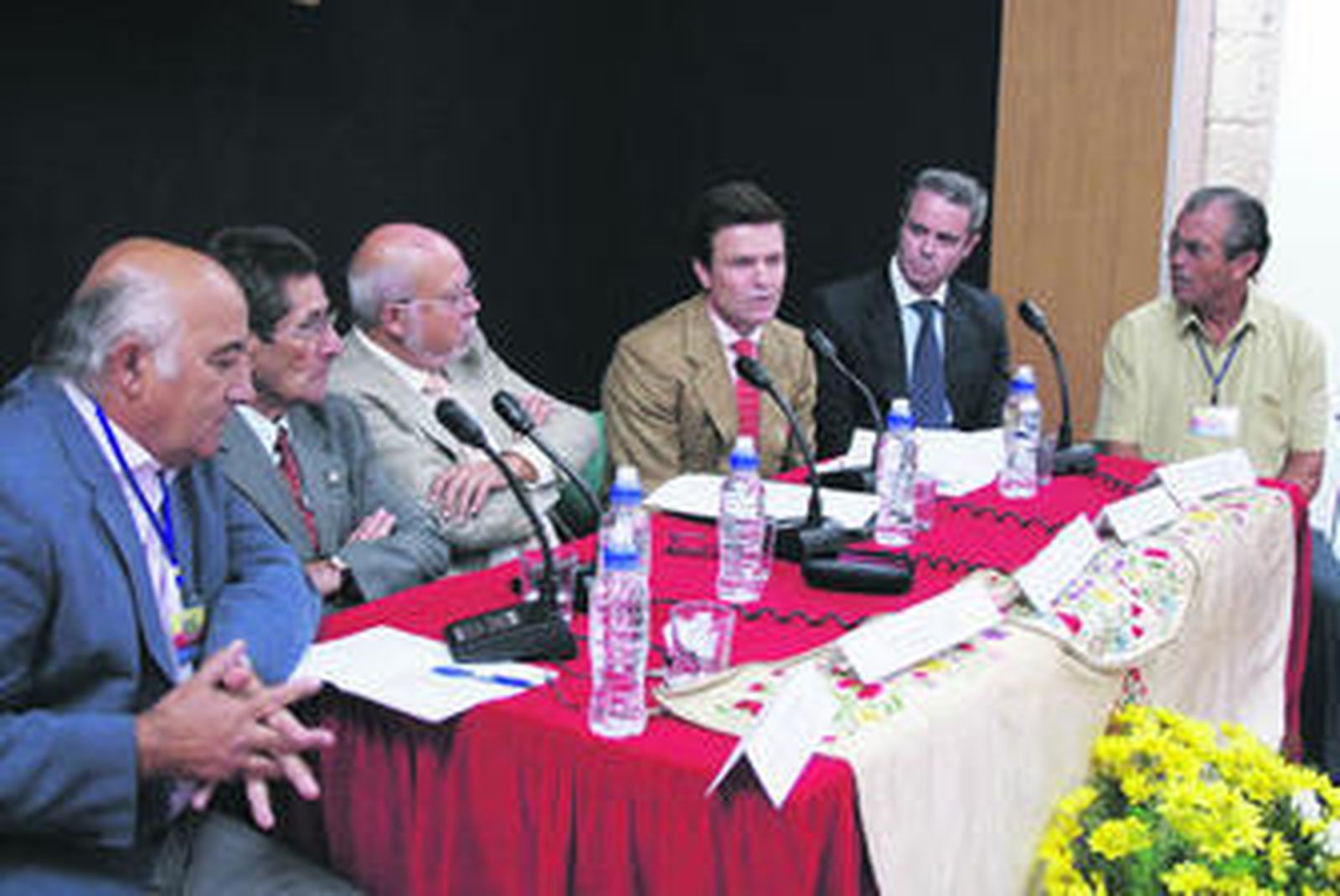 Una de las mesas redondas: Eduardo Ordóñez, Andrés Vázquez, García Candón, Espartaco y Juan Cabañas.