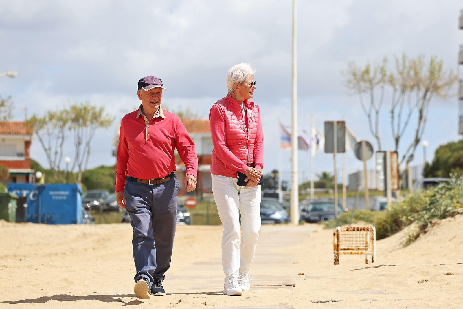 Una pareja de la tercera edad por las playas de Huelva
