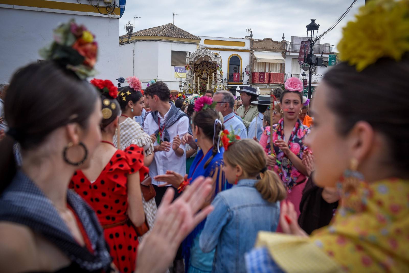 El paso de las Hermandades de El Rocío por Villamanrique, en imágenes
