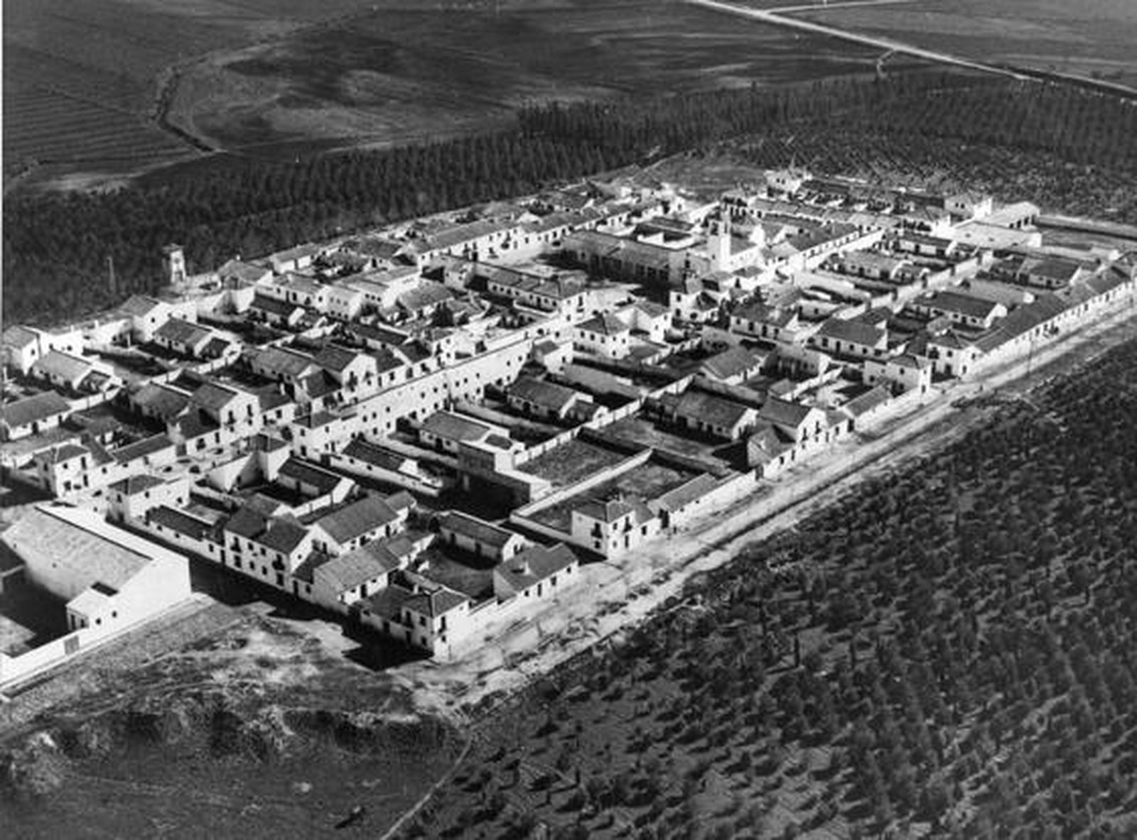 Vista aérea de Guadalén, poblado proyectado por José García-Nieto Gascón.
