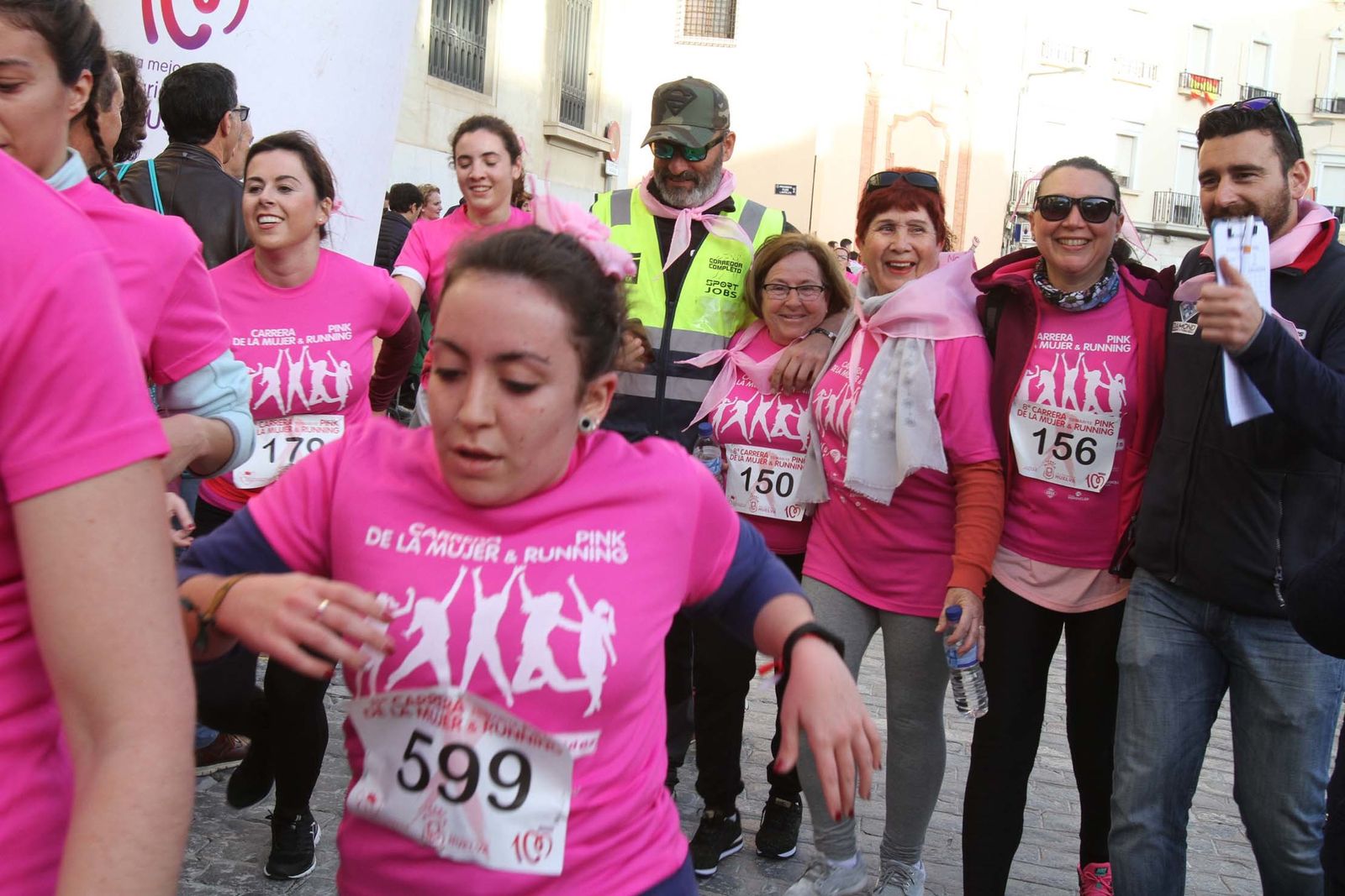 Imágenes de la Carrera contra el cáncer de mama de Huelva.