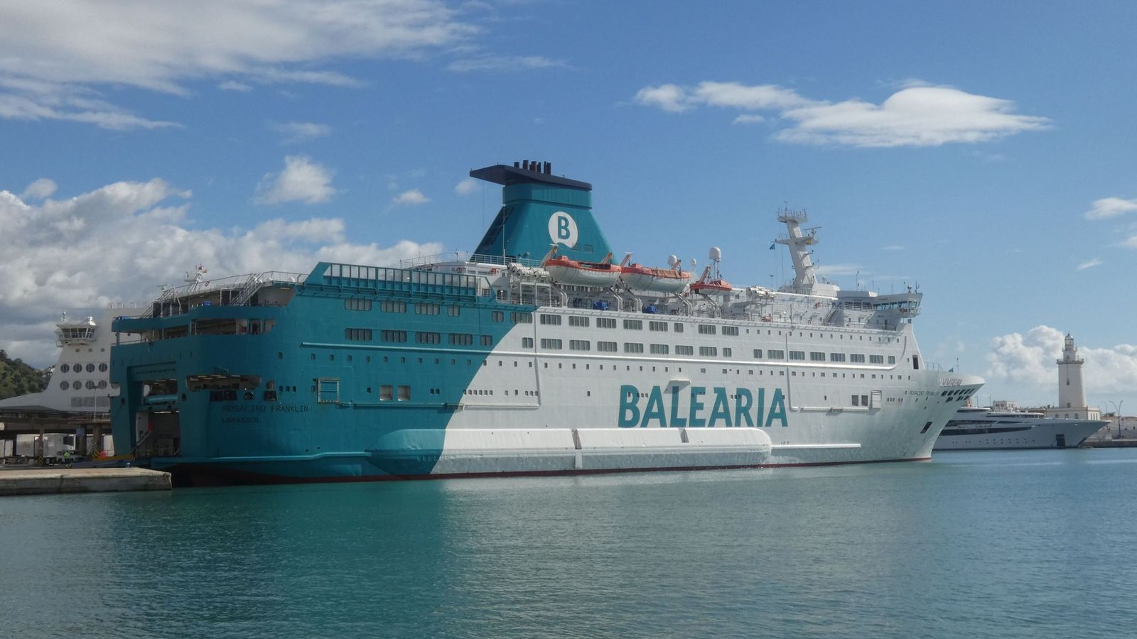 Ferry 'Rosalind Frankling' en Málaga para embarcar a los corredores de la carrera legionaria de Ceuta