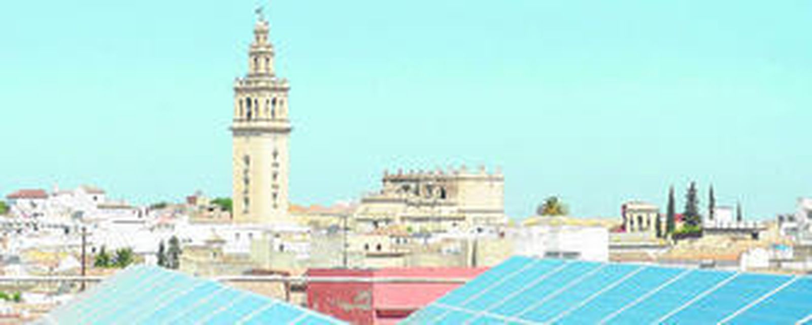 La instalación fotovoltaica en primer término desde donde se divisa el municipio de Lebrija con la torre de la iglesia sobresaliendo.
