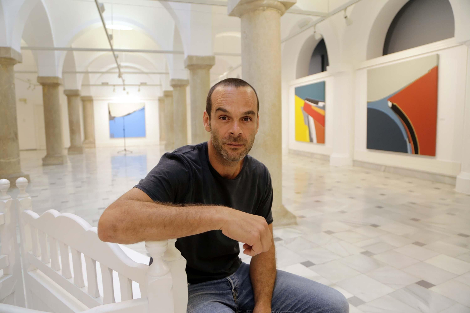 El sevillano Santiago Cervera, posando ayer en la Sala Pescadería Vieja.