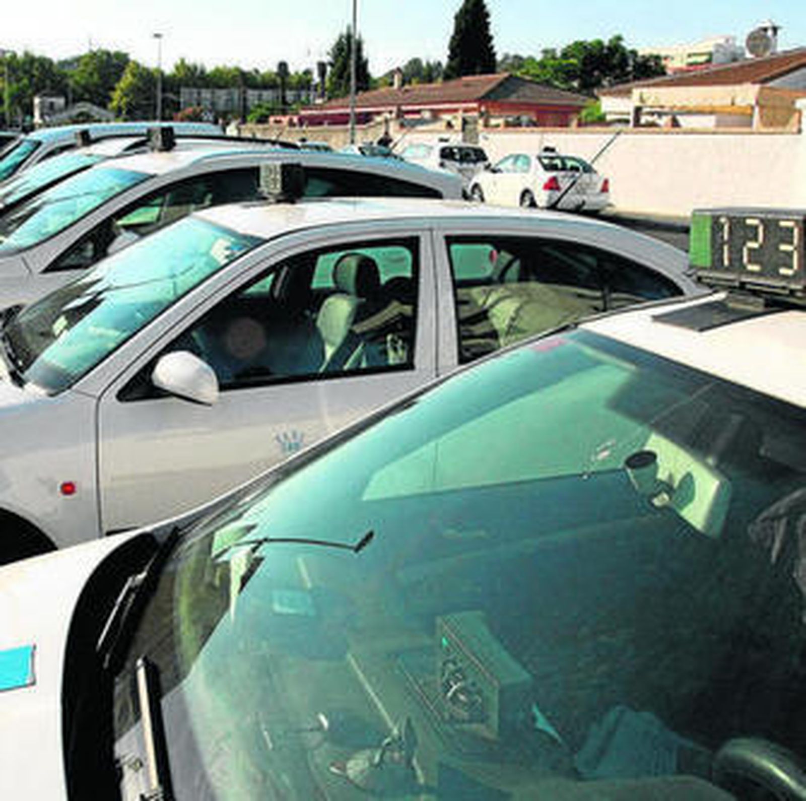 Varios taxis, estacionados en una parada de la caqpital.