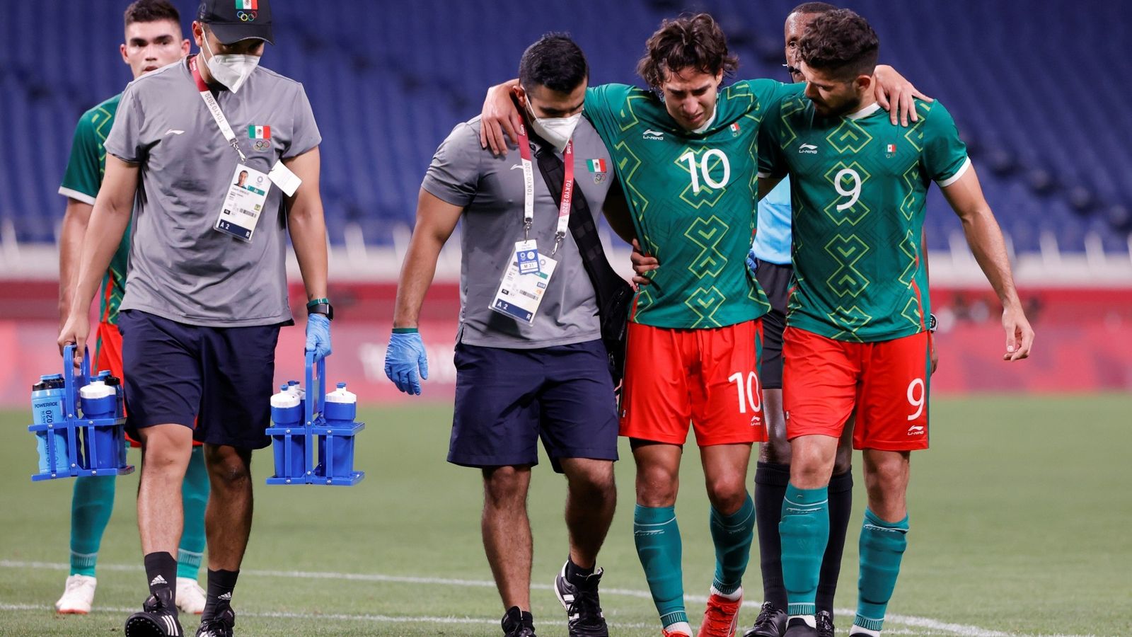 Diego Lainez se retira del campo tras lesionarse.