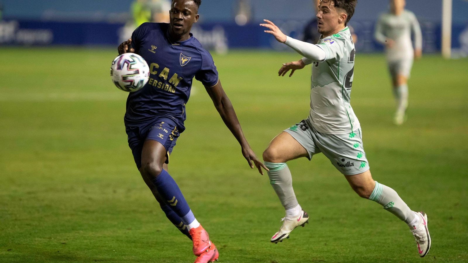 Rodri disputa el balón con Admonio.