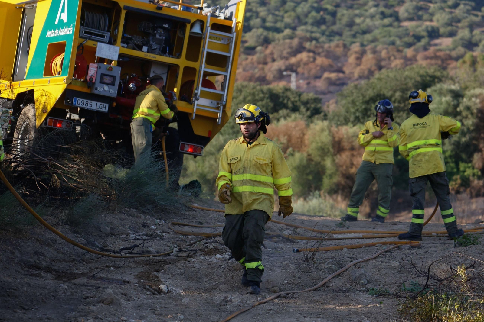 Efectivos del Infoca en el incendio forestal en la sierra de Córdoba.