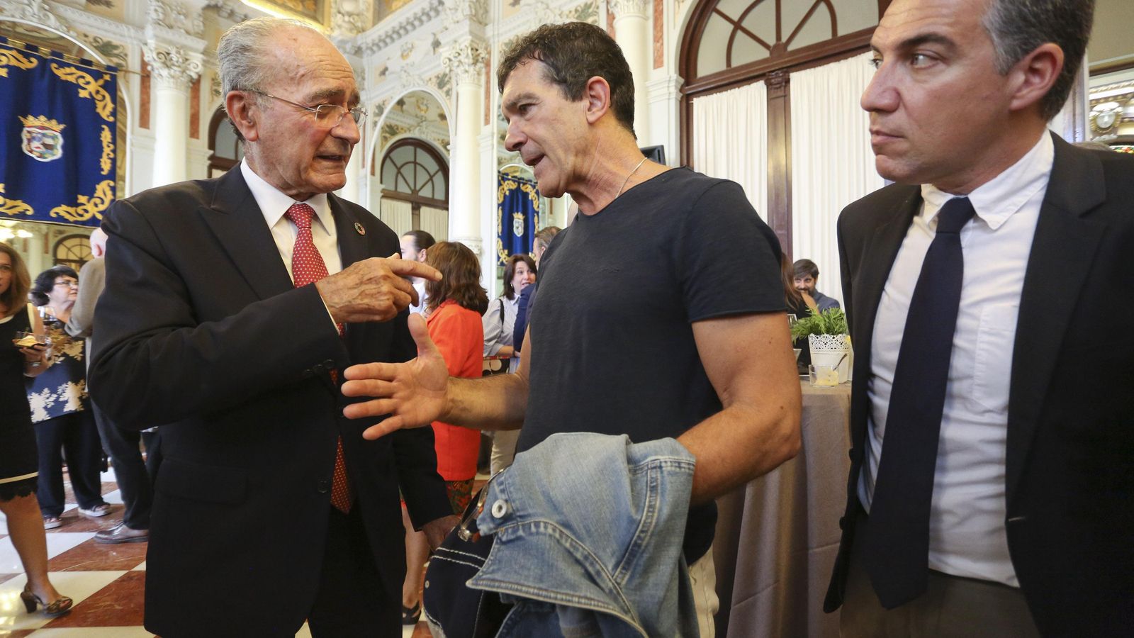 El alcalde dialoga con Antonio Banderas.