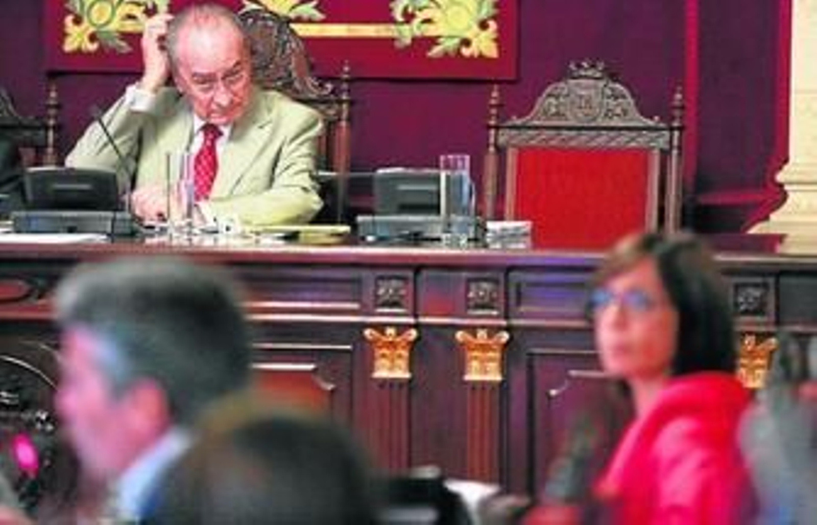 Francisco de la Torre, al fondo, y María Gámez, difuminada, durante la sesión plenaria celebrada ayer. Francisco de la Torre, al fondo, y María Gámez, difuminada, durante la sesión plenaria celebrada ayer.