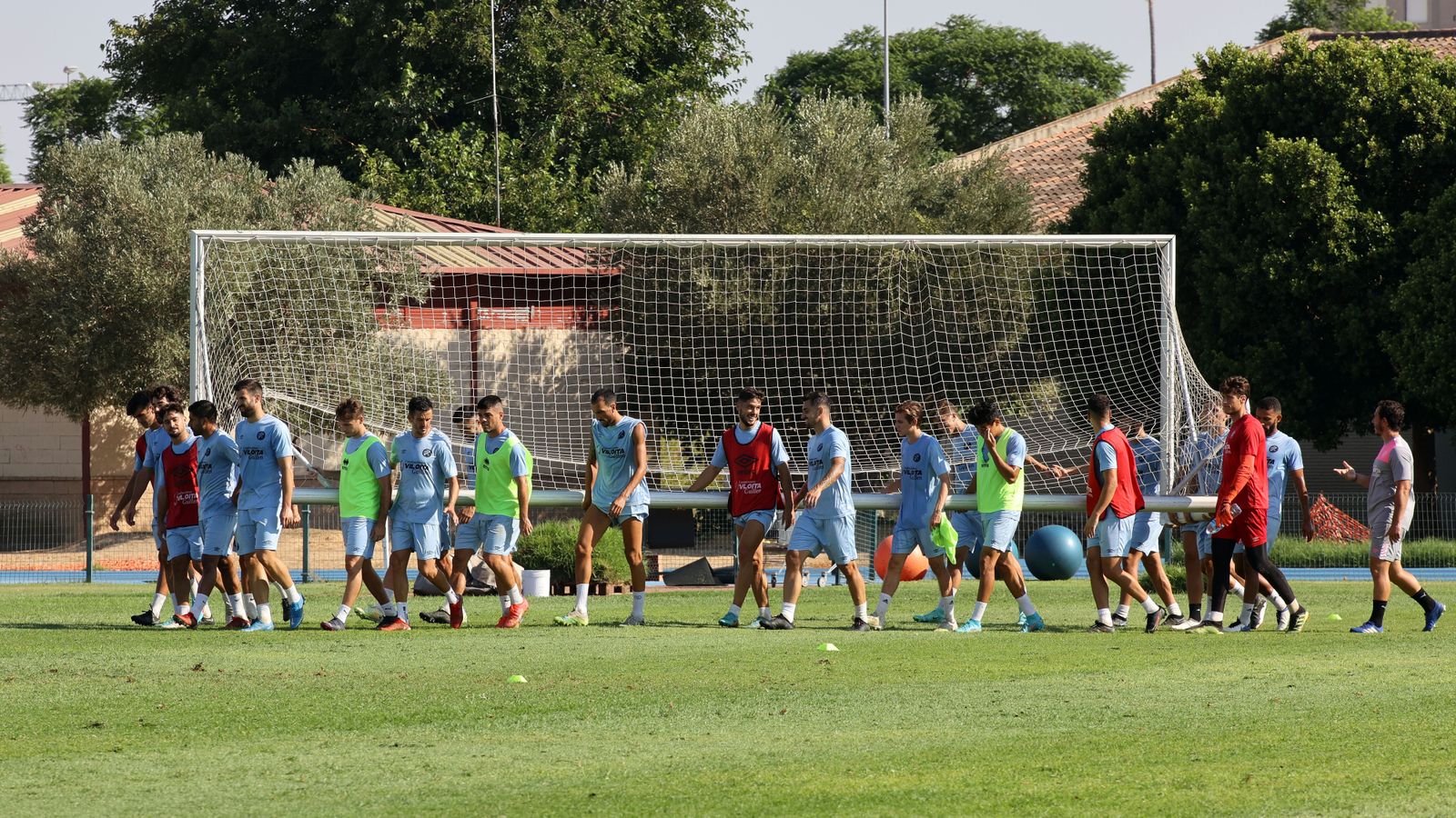 Los jugadores portan una portería.