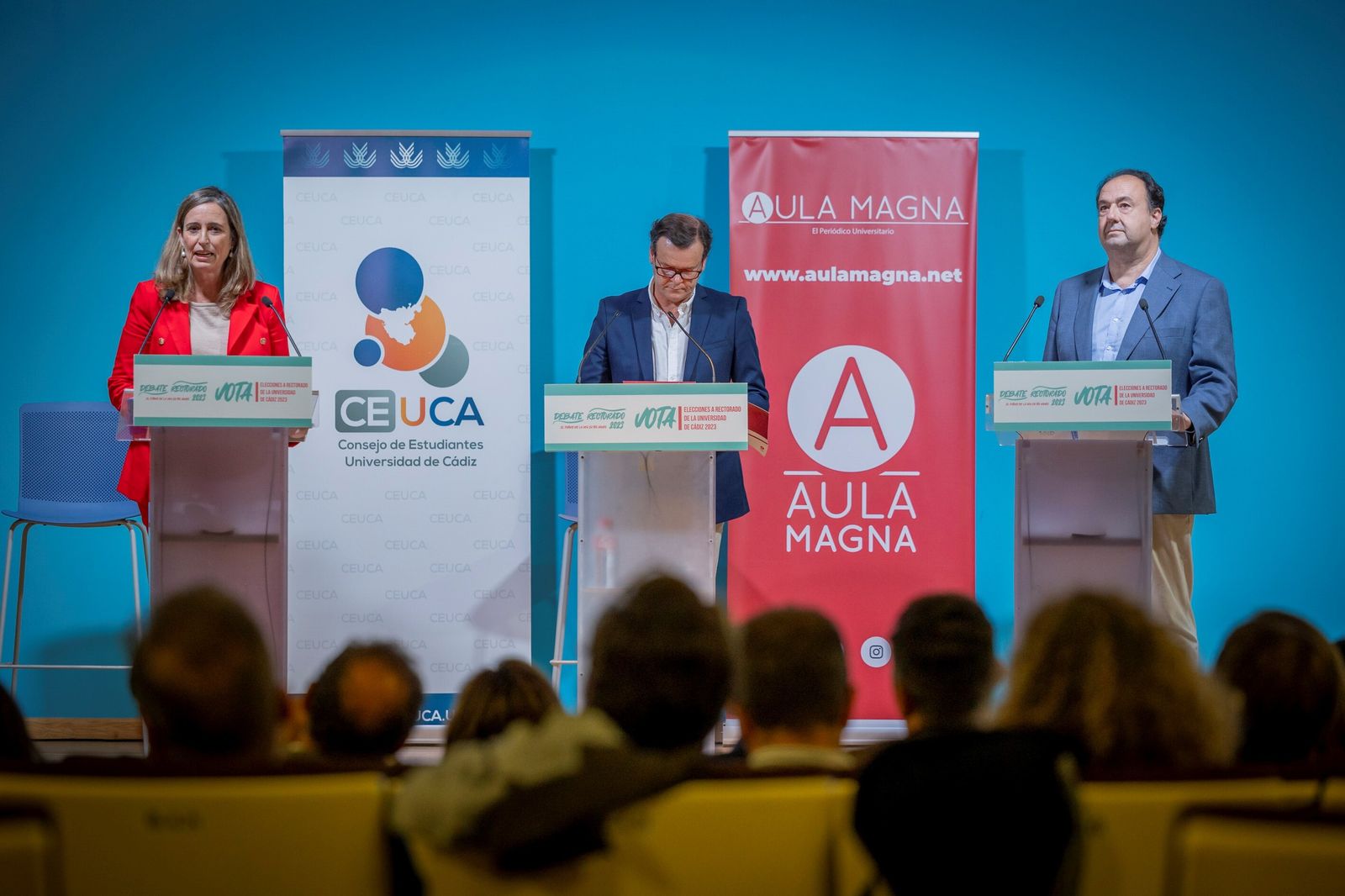 Los dos candidatos y el moderador del debate, en el estrado del Aula Magna de la Facultad de Filosofía y Letras.