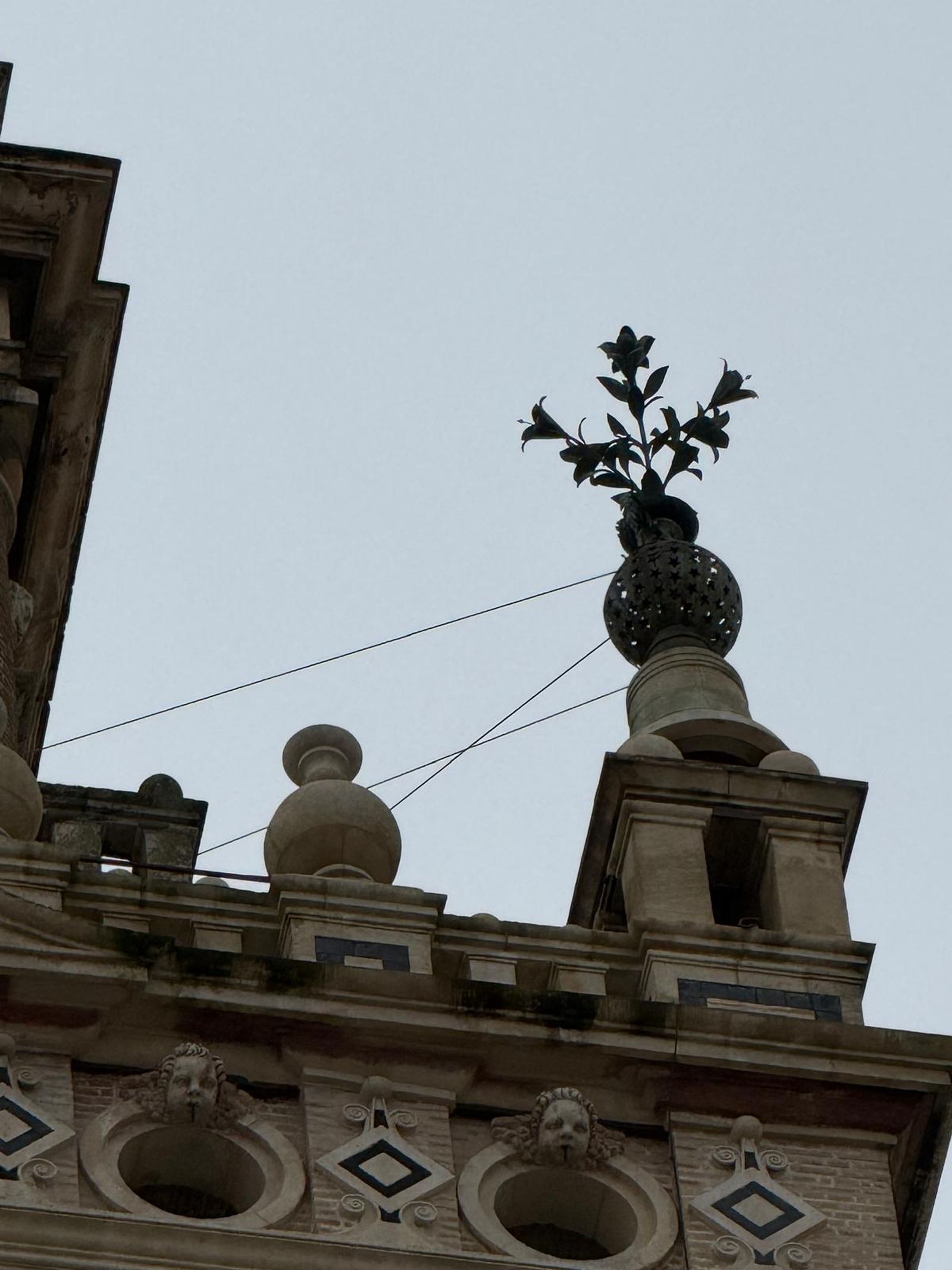 Detalle de una de las jarras de la Giralda