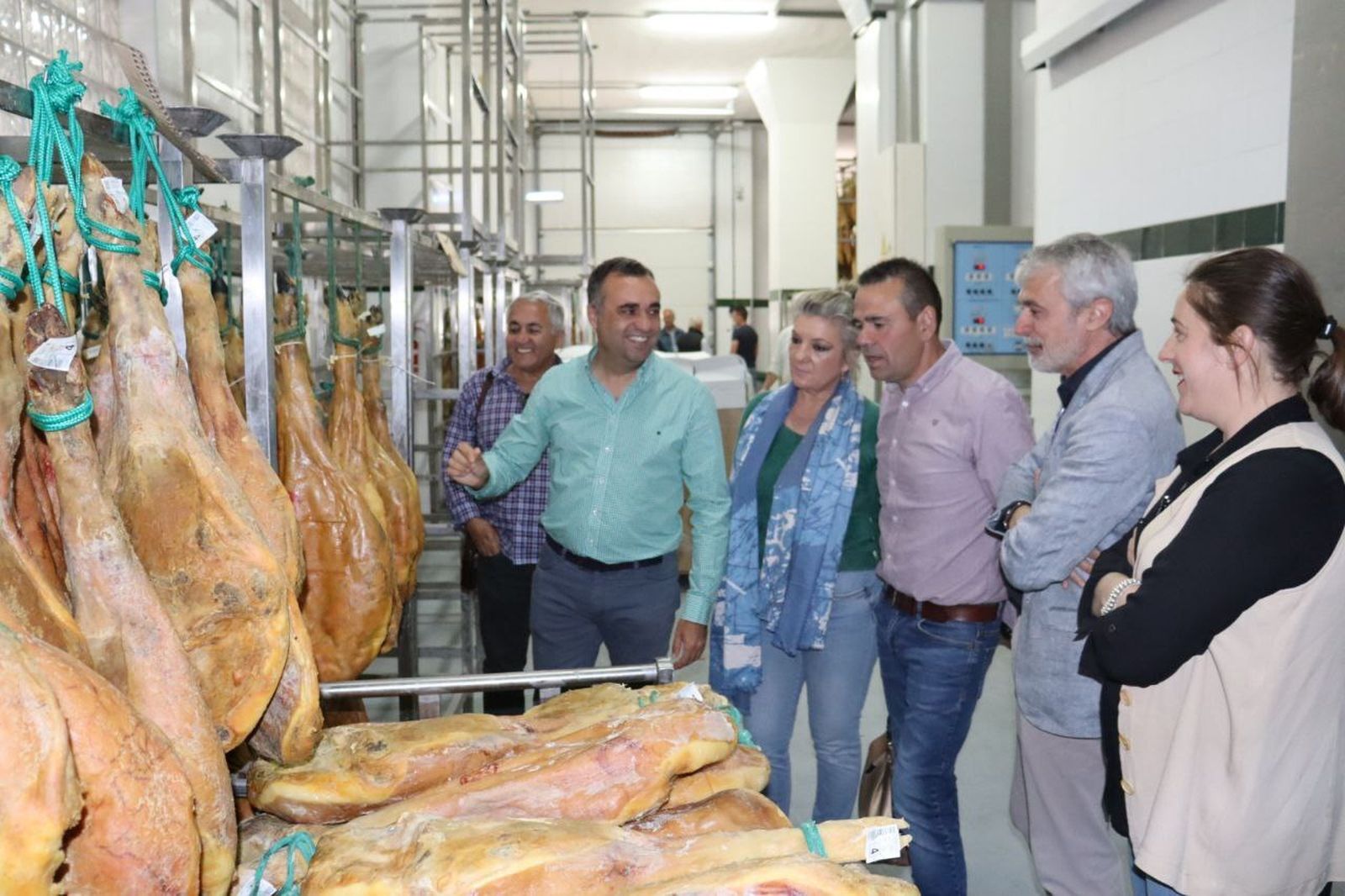 Visita de Francis Rodríguez, presidente del PP de Granada, a una productora de jamón de la Alpujarra