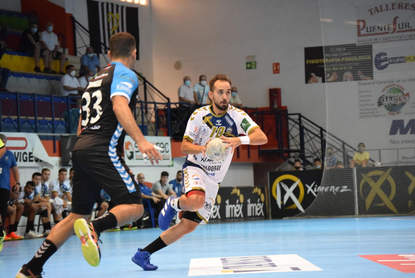 José Cuenca intenta superar al contragolpe a un jugador del Sinfín.