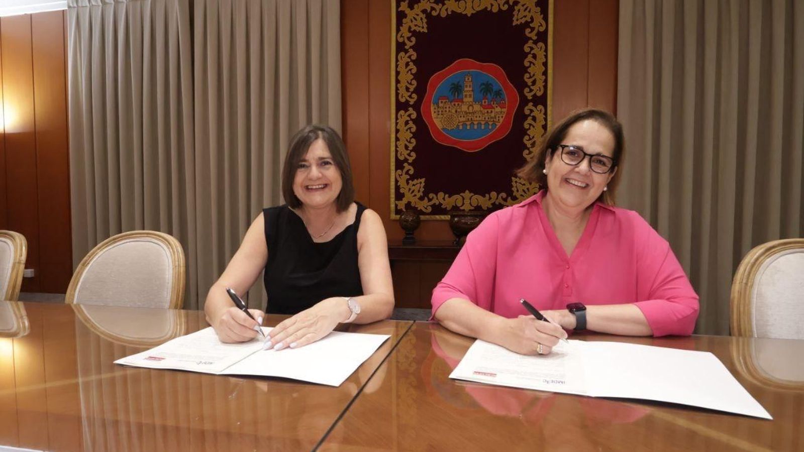 Marina Borrego y Blanca Torrent rubrican el convenio.